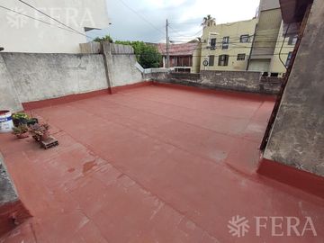 Venta casa de 8 ambientes con patio en Wilde