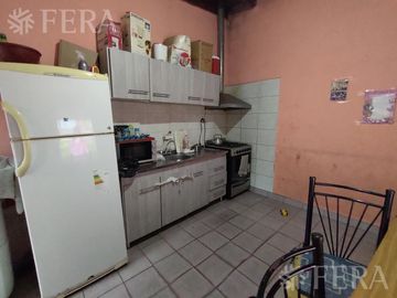 Venta casa de 8 ambientes con patio en Wilde