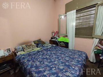 Venta casa de 8 ambientes con patio en Wilde
