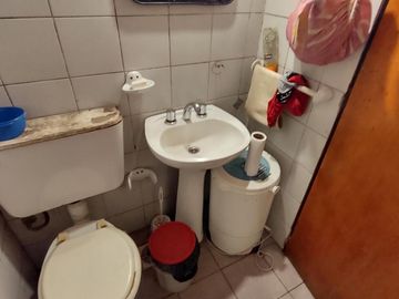 Venta casa de 8 ambientes con patio en Wilde