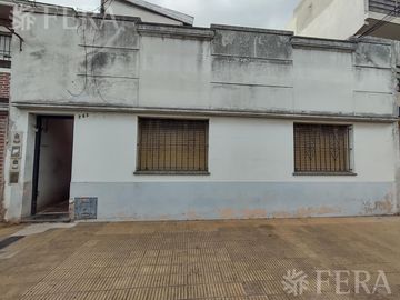 Venta casa de 8 ambientes con patio en Wilde