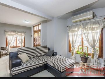 CHALET IMPECABLE ESTADO, 4 DORMITORIOS, 4 BAÑOS, GARAGE PASANTE, FONDO LIBRE CON QUINCHO Y PISCINA