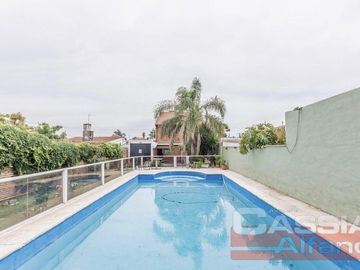 CHALET IMPECABLE ESTADO, 4 DORMITORIOS, 4 BAÑOS, GARAGE PASANTE, FONDO LIBRE CON QUINCHO Y PISCINA
