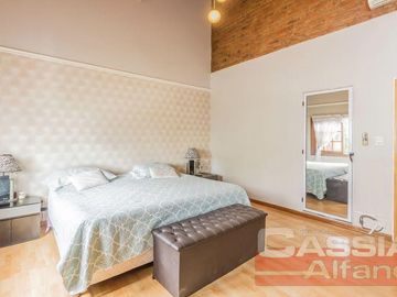 CHALET IMPECABLE ESTADO, 4 DORMITORIOS, 4 BAÑOS, GARAGE PASANTE, FONDO LIBRE CON QUINCHO Y PISCINA
