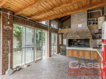 CHALET IMPECABLE ESTADO, 4 DORMITORIOS, 4 BAÑOS, GARAGE PASANTE, FONDO LIBRE CON QUINCHO Y PISCINA