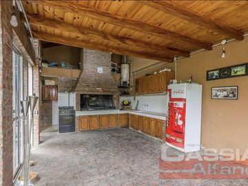 CHALET IMPECABLE ESTADO, 4 DORMITORIOS, 4 BAÑOS, GARAGE PASANTE, FONDO LIBRE CON QUINCHO Y PISCINA