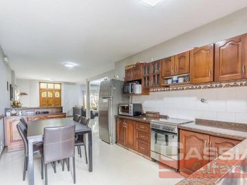 CHALET IMPECABLE ESTADO, 4 DORMITORIOS, 4 BAÑOS, GARAGE PASANTE, FONDO LIBRE CON QUINCHO Y PISCINA