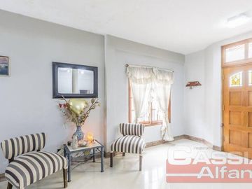 CHALET IMPECABLE ESTADO, 4 DORMITORIOS, 4 BAÑOS, GARAGE PASANTE, FONDO LIBRE CON QUINCHO Y PISCINA