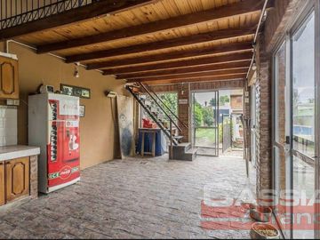 CHALET IMPECABLE ESTADO, 4 DORMITORIOS, 4 BAÑOS, GARAGE PASANTE, FONDO LIBRE CON QUINCHO Y PISCINA