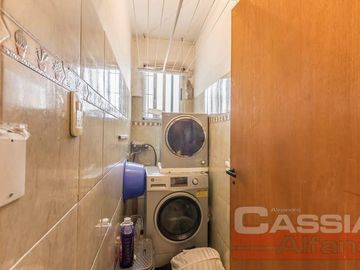 CHALET IMPECABLE ESTADO, 4 DORMITORIOS, 4 BAÑOS, GARAGE PASANTE, FONDO LIBRE CON QUINCHO Y PISCINA