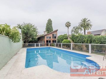 CHALET IMPECABLE ESTADO, 4 DORMITORIOS, 4 BAÑOS, GARAGE PASANTE, FONDO LIBRE CON QUINCHO Y PISCINA