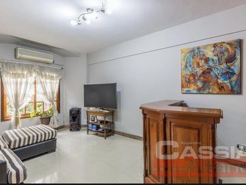 CHALET IMPECABLE ESTADO, 4 DORMITORIOS, 4 BAÑOS, GARAGE PASANTE, FONDO LIBRE CON QUINCHO Y PISCINA