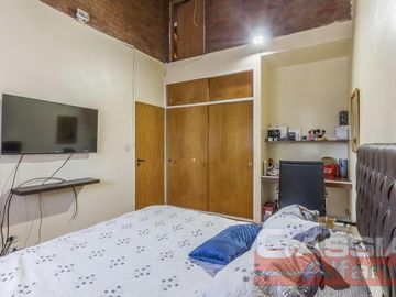 CHALET IMPECABLE ESTADO, 4 DORMITORIOS, 4 BAÑOS, GARAGE PASANTE, FONDO LIBRE CON QUINCHO Y PISCINA