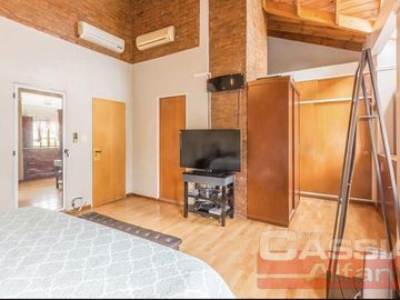 CHALET IMPECABLE ESTADO, 4 DORMITORIOS, 4 BAÑOS, GARAGE PASANTE, FONDO LIBRE CON QUINCHO Y PISCINA