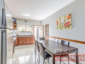 CHALET IMPECABLE ESTADO, 4 DORMITORIOS, 4 BAÑOS, GARAGE PASANTE, FONDO LIBRE CON QUINCHO Y PISCINA