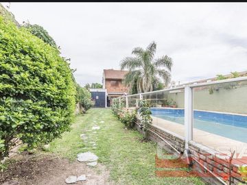 CHALET IMPECABLE ESTADO, 4 DORMITORIOS, 4 BAÑOS, GARAGE PASANTE, FONDO LIBRE CON QUINCHO Y PISCINA