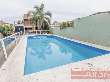 CHALET IMPECABLE ESTADO, 4 DORMITORIOS, 4 BAÑOS, GARAGE PASANTE, FONDO LIBRE CON QUINCHO Y PISCINA