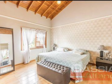 CHALET IMPECABLE ESTADO, 4 DORMITORIOS, 4 BAÑOS, GARAGE PASANTE, FONDO LIBRE CON QUINCHO Y PISCINA