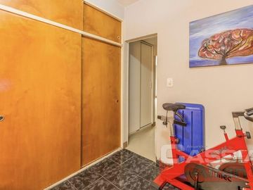 CHALET IMPECABLE ESTADO, 4 DORMITORIOS, 4 BAÑOS, GARAGE PASANTE, FONDO LIBRE CON QUINCHO Y PISCINA