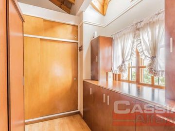 CHALET IMPECABLE ESTADO, 4 DORMITORIOS, 4 BAÑOS, GARAGE PASANTE, FONDO LIBRE CON QUINCHO Y PISCINA