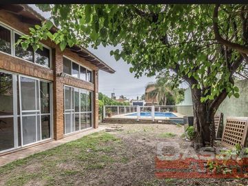 CHALET IMPECABLE ESTADO, 4 DORMITORIOS, 4 BAÑOS, GARAGE PASANTE, FONDO LIBRE CON QUINCHO Y PISCINA