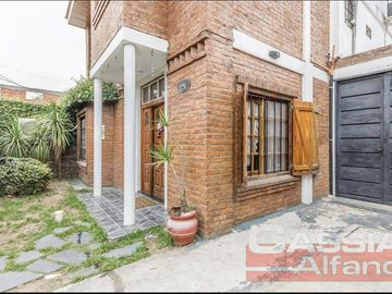 CHALET IMPECABLE ESTADO, 4 DORMITORIOS, 4 BAÑOS, GARAGE PASANTE, FONDO LIBRE CON QUINCHO Y PISCINA