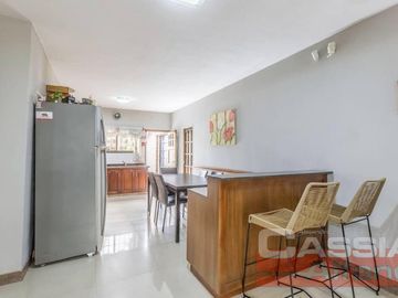 CHALET IMPECABLE ESTADO, 4 DORMITORIOS, 4 BAÑOS, GARAGE PASANTE, FONDO LIBRE CON QUINCHO Y PISCINA