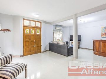 CHALET IMPECABLE ESTADO, 4 DORMITORIOS, 4 BAÑOS, GARAGE PASANTE, FONDO LIBRE CON QUINCHO Y PISCINA