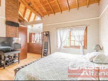 CHALET IMPECABLE ESTADO, 4 DORMITORIOS, 4 BAÑOS, GARAGE PASANTE, FONDO LIBRE CON QUINCHO Y PISCINA