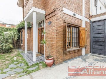 CHALET IMPECABLE ESTADO, 4 DORMITORIOS, 4 BAÑOS, GARAGE PASANTE, FONDO LIBRE CON QUINCHO Y PISCINA