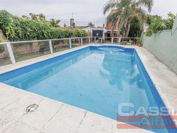 CHALET IMPECABLE ESTADO, 4 DORMITORIOS, 4 BAÑOS, GARAGE PASANTE, FONDO LIBRE CON QUINCHO Y PISCINA