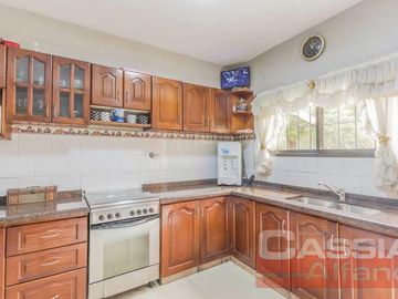 CHALET IMPECABLE ESTADO, 4 DORMITORIOS, 4 BAÑOS, GARAGE PASANTE, FONDO LIBRE CON QUINCHO Y PISCINA