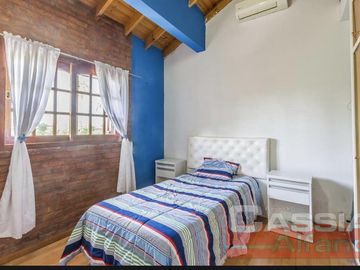 CHALET IMPECABLE ESTADO, 4 DORMITORIOS, 4 BAÑOS, GARAGE PASANTE, FONDO LIBRE CON QUINCHO Y PISCINA