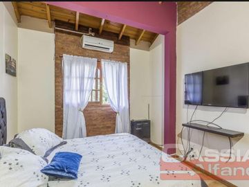 CHALET IMPECABLE ESTADO, 4 DORMITORIOS, 4 BAÑOS, GARAGE PASANTE, FONDO LIBRE CON QUINCHO Y PISCINA