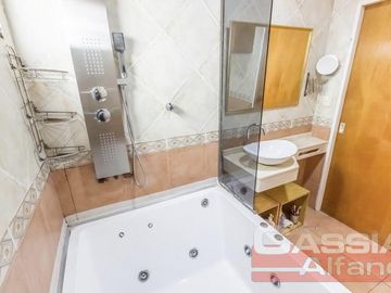CHALET IMPECABLE ESTADO, 4 DORMITORIOS, 4 BAÑOS, GARAGE PASANTE, FONDO LIBRE CON QUINCHO Y PISCINA