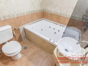 CHALET IMPECABLE ESTADO, 4 DORMITORIOS, 4 BAÑOS, GARAGE PASANTE, FONDO LIBRE CON QUINCHO Y PISCINA