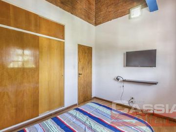 CHALET IMPECABLE ESTADO, 4 DORMITORIOS, 4 BAÑOS, GARAGE PASANTE, FONDO LIBRE CON QUINCHO Y PISCINA