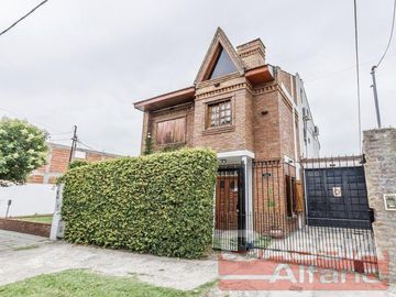 CHALET IMPECABLE ESTADO, 4 DORMITORIOS, 4 BAÑOS, GARAGE PASANTE, FONDO LIBRE CON QUINCHO Y PISCINA