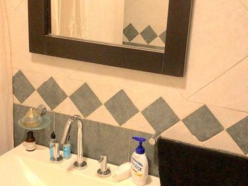 CHALET IMPECABLE ESTADO, 4 DORMITORIOS, 4 BAÑOS, GARAGE PASANTE, FONDO LIBRE CON QUINCHO Y PISCINA