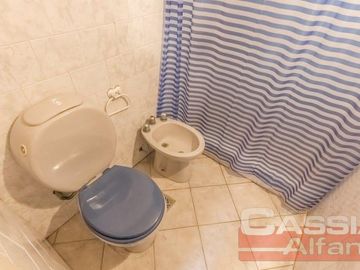 CHALET IMPECABLE ESTADO, 4 DORMITORIOS, 4 BAÑOS, GARAGE PASANTE, FONDO LIBRE CON QUINCHO Y PISCINA