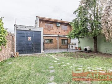 CHALET IMPECABLE ESTADO, 4 DORMITORIOS, 4 BAÑOS, GARAGE PASANTE, FONDO LIBRE CON QUINCHO Y PISCINA