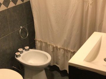 CHALET IMPECABLE ESTADO, 4 DORMITORIOS, 4 BAÑOS, GARAGE PASANTE, FONDO LIBRE CON QUINCHO Y PISCINA