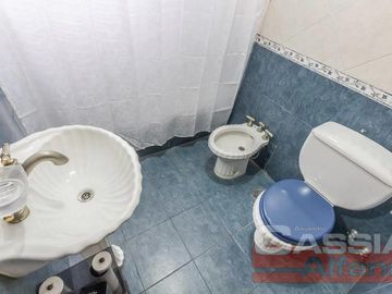 CHALET IMPECABLE ESTADO, 4 DORMITORIOS, 4 BAÑOS, GARAGE PASANTE, FONDO LIBRE CON QUINCHO Y PISCINA