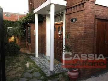 CHALET IMPECABLE ESTADO, 4 DORMITORIOS, 4 BAÑOS, GARAGE PASANTE, FONDO LIBRE CON QUINCHO Y PISCINA