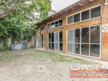 CHALET IMPECABLE ESTADO, 4 DORMITORIOS, 4 BAÑOS, GARAGE PASANTE, FONDO LIBRE CON QUINCHO Y PISCINA