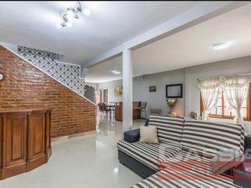 CHALET IMPECABLE ESTADO, 4 DORMITORIOS, 4 BAÑOS, GARAGE PASANTE, FONDO LIBRE CON QUINCHO Y PISCINA