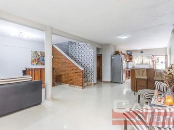 CHALET IMPECABLE ESTADO, 4 DORMITORIOS, 4 BAÑOS, GARAGE PASANTE, FONDO LIBRE CON QUINCHO Y PISCINA