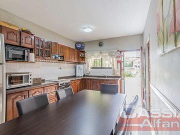 CHALET IMPECABLE ESTADO, 4 DORMITORIOS, 4 BAÑOS, GARAGE PASANTE, FONDO LIBRE CON QUINCHO Y PISCINA