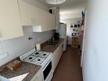 2 amb. con cochera, balcón y amenities