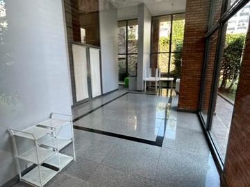 2 amb. con cochera, balcón y amenities